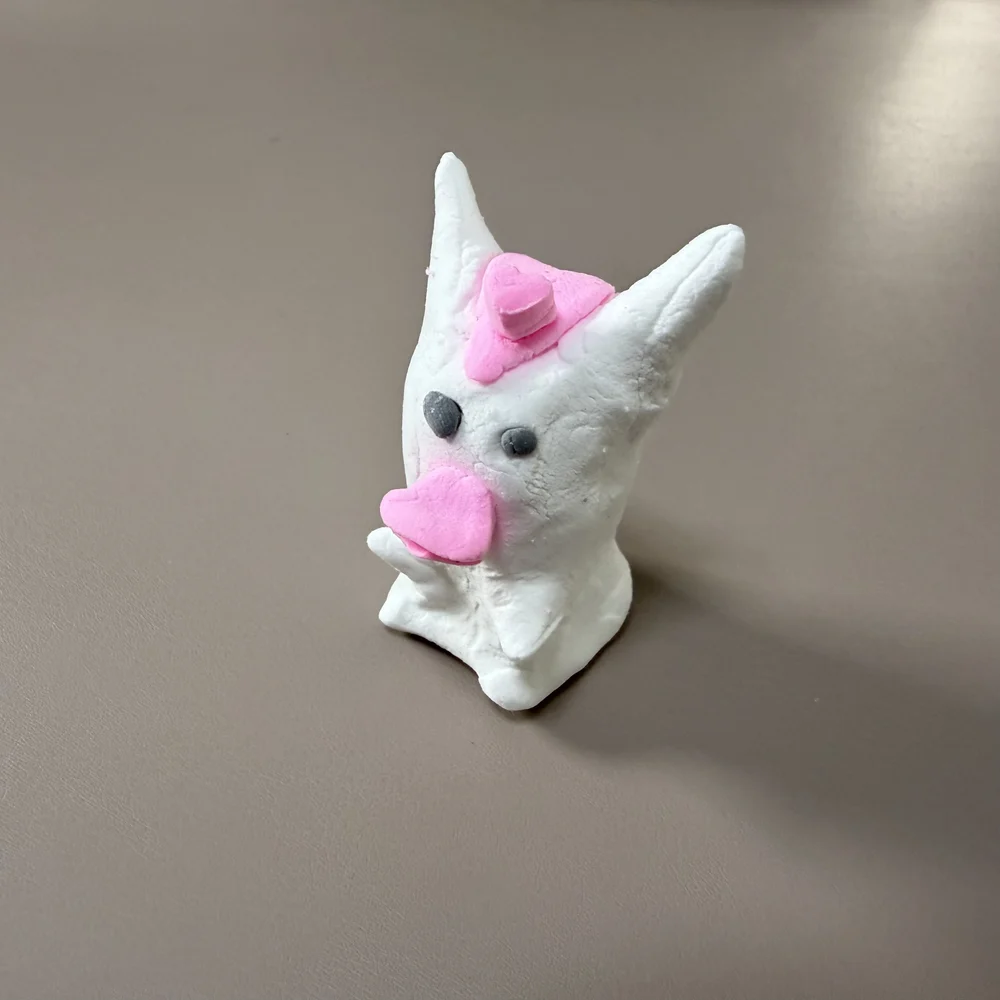 ピンクの顔をした手づくりのミーちゅ